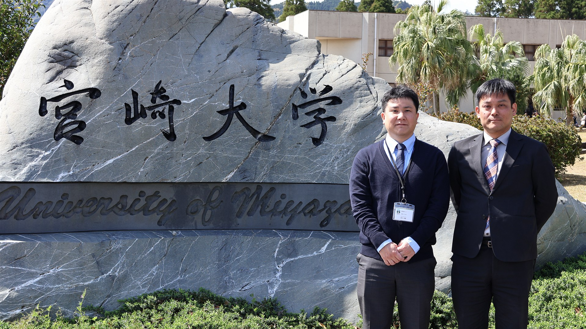 大学事務室での作業を写した導入事例イメージ