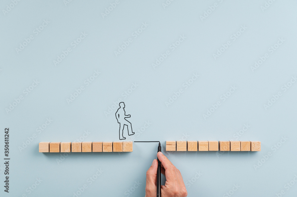キューブと人物のミニチュアで継続的な支援を表現したイメージ