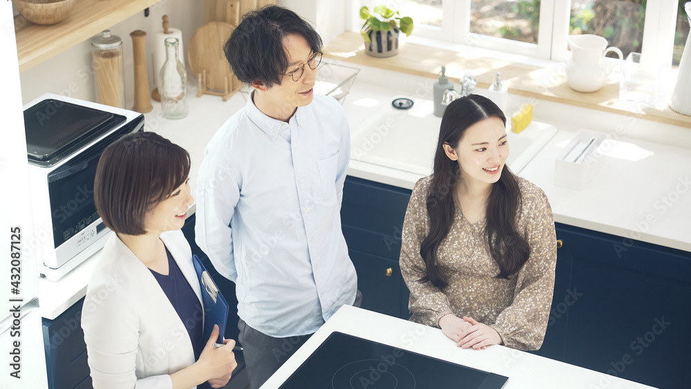 会議室で会話する3人のメンバー